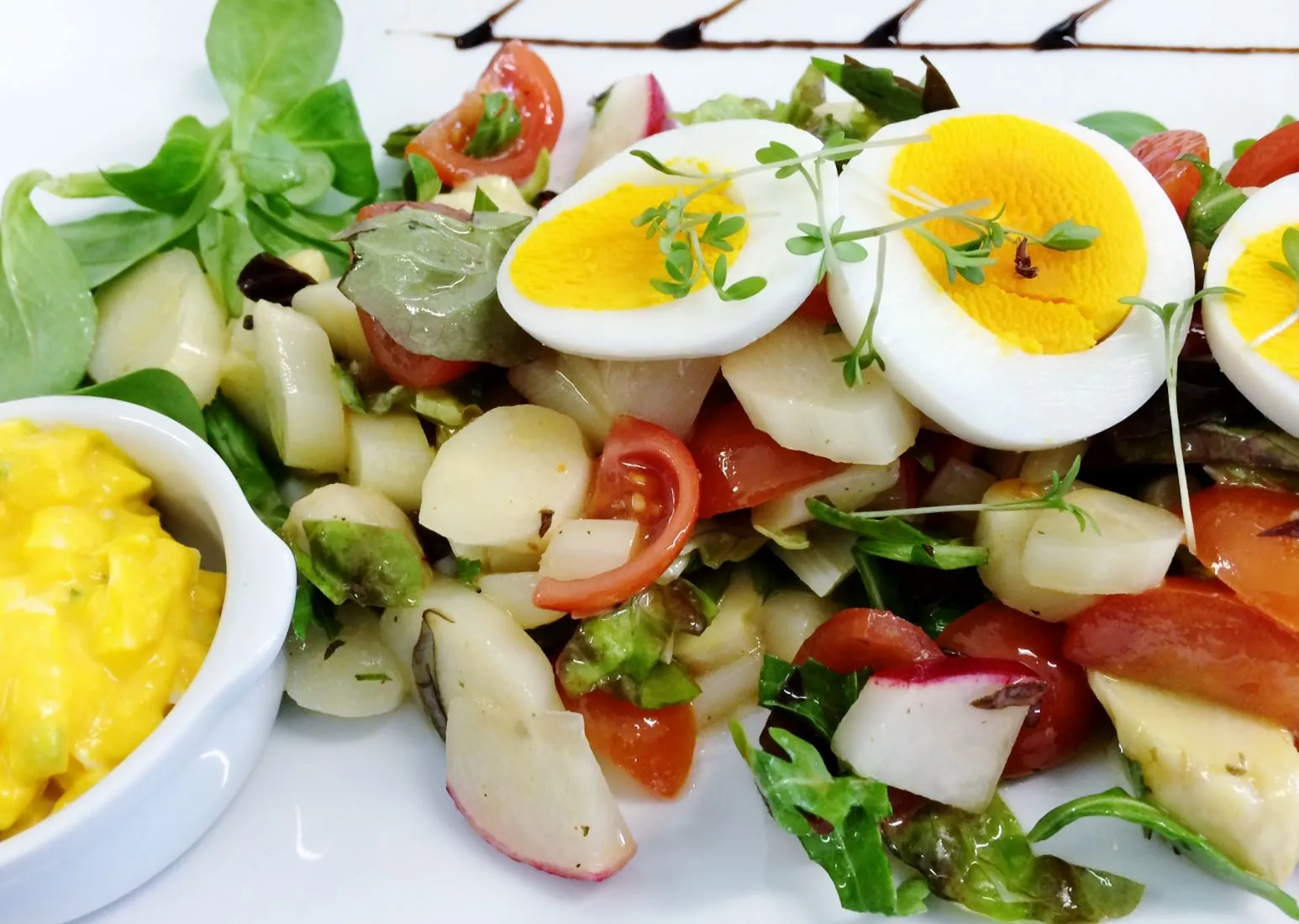 Frischer Bauernsalat mit Ei und Gemüse