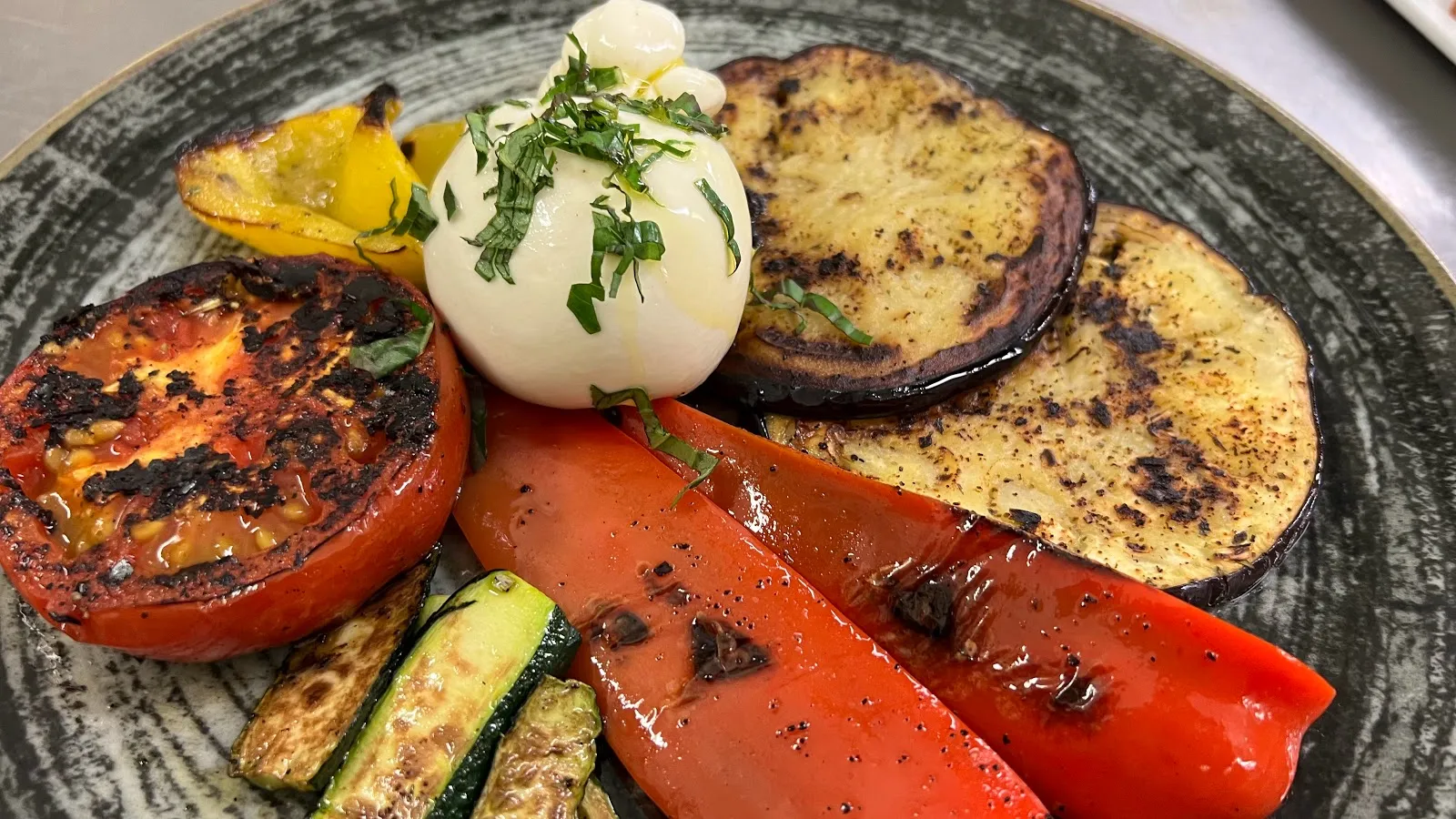 Gegrilltes Gemüse mit frischer Burrata