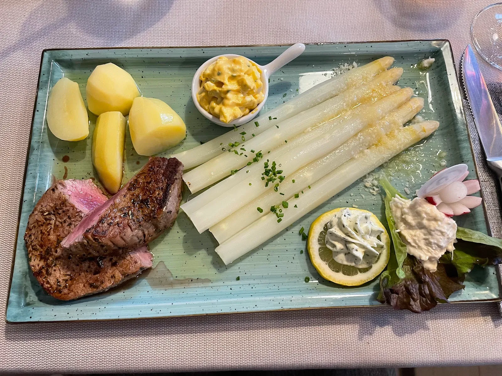 Gasthaus Oberspeiser, Steak mit Spargel und Kartoffeln