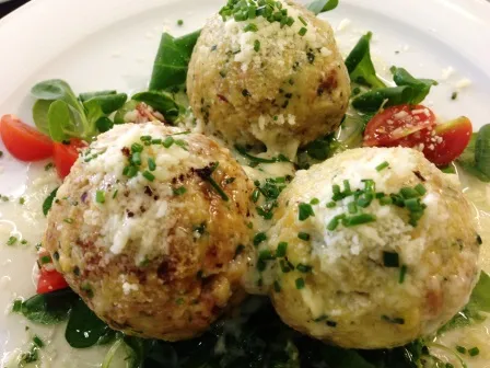 Spinat- und Semmelknödel mit Butter und Parmesan