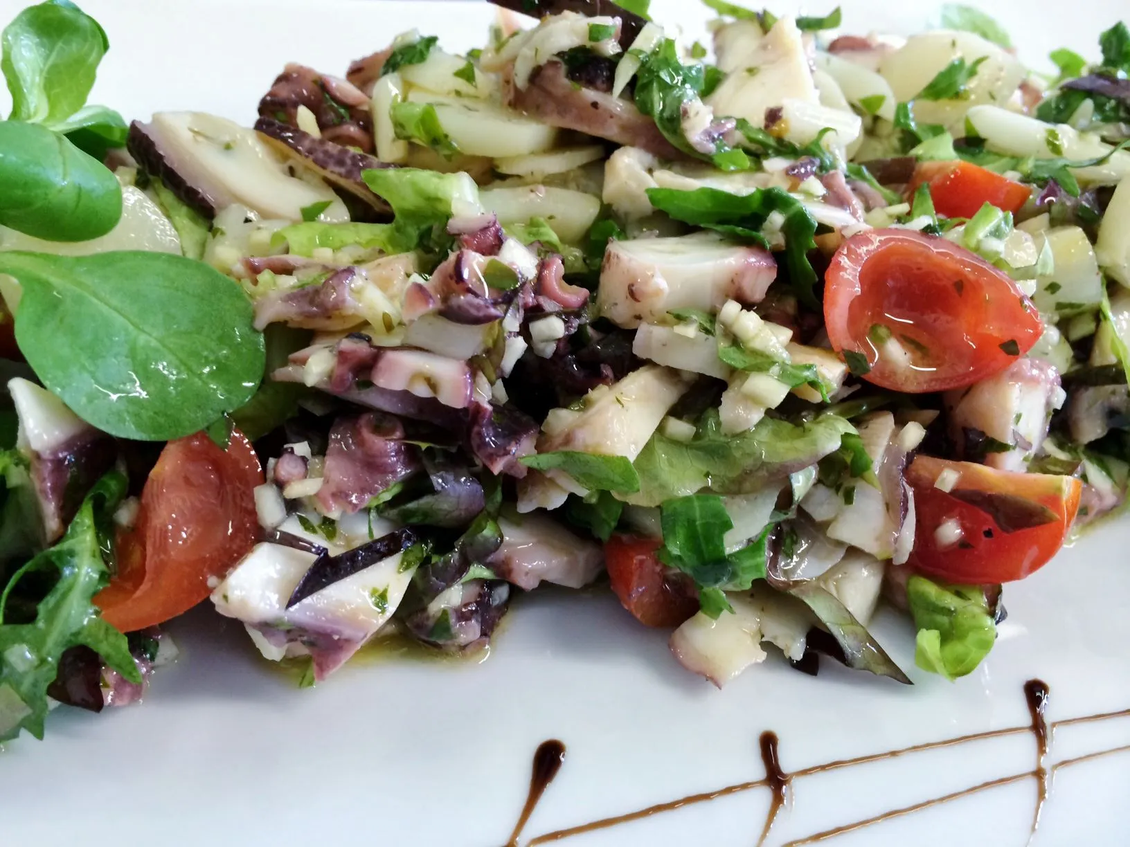 Oktopus-Salat mit Kirschtomaten und Kräutern