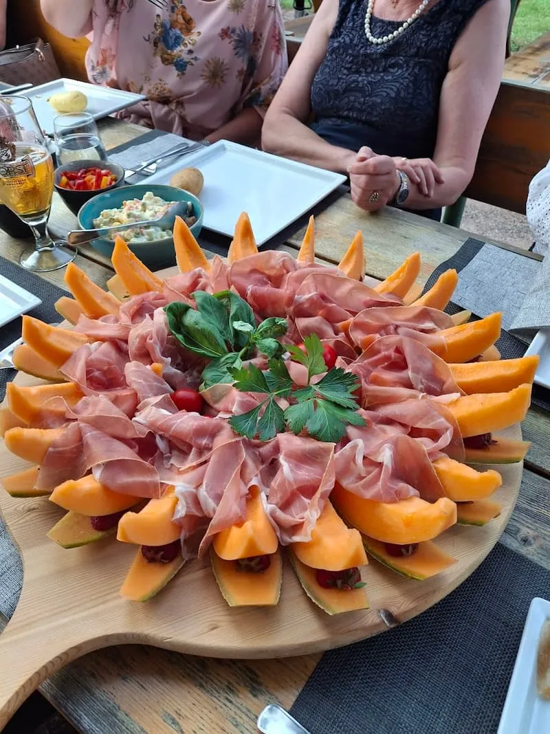Prosciutto mit Melone auf Holzbrett