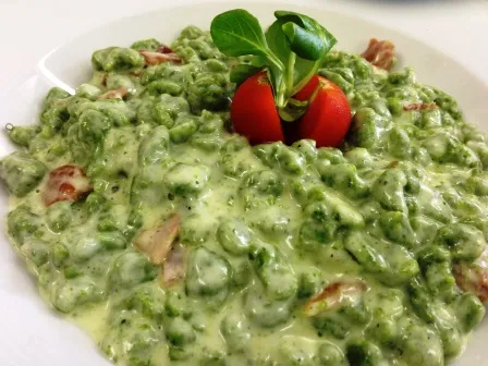 Spinatspätzle mit Speck und Sahnesauce