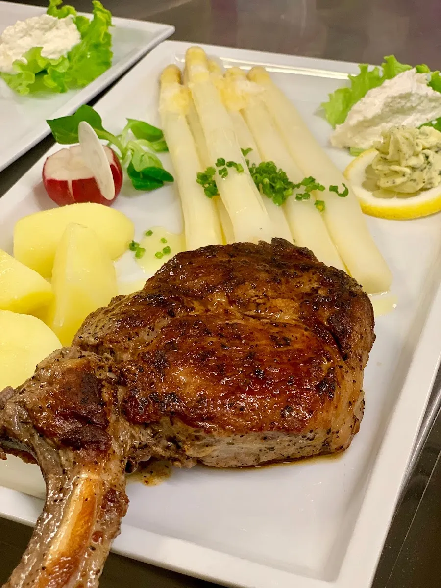 Kotelett mit Terlaner Spargel und Kartoffeln