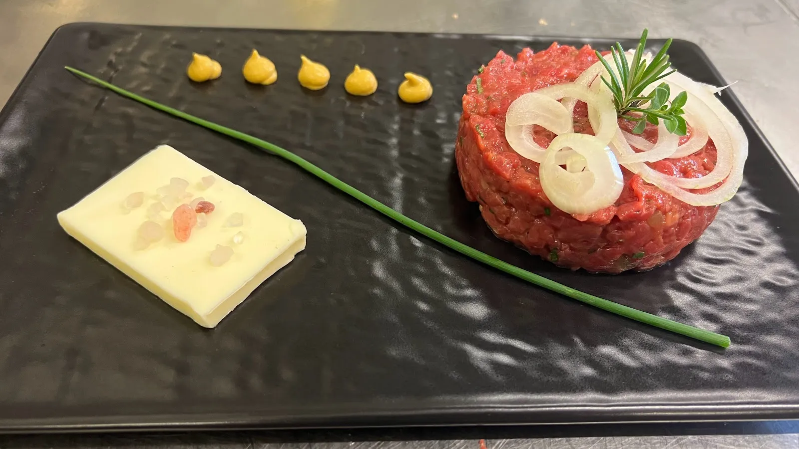 Beef Tartare mit Kräutern und Parmesan